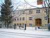 Schulgebäude im Winter