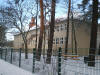 Schulgebäude im Winter